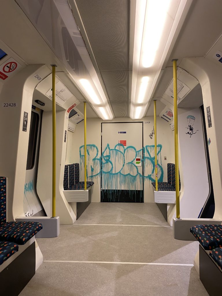 Replikation von Banksys Graffiti in einer Londoner U-Bahn