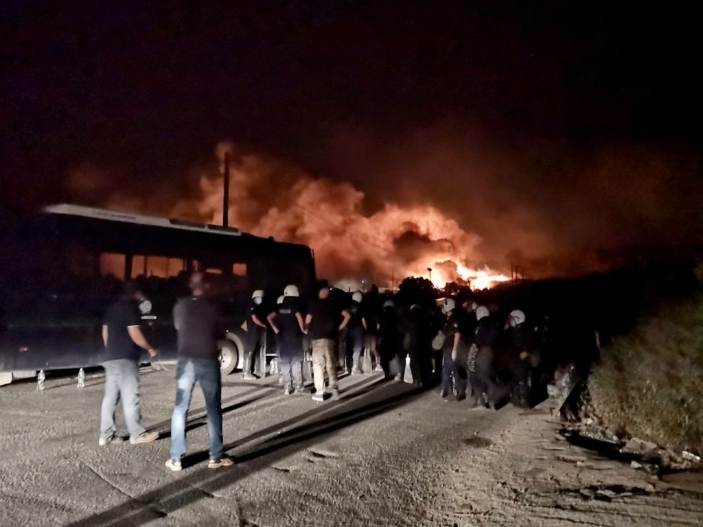 Der große Brand im alten Camp Moria. Eine Blockade auf der Zufahrtsstraße von Militär, Polizei, Rettungs- und Feuerwehrkräften.
