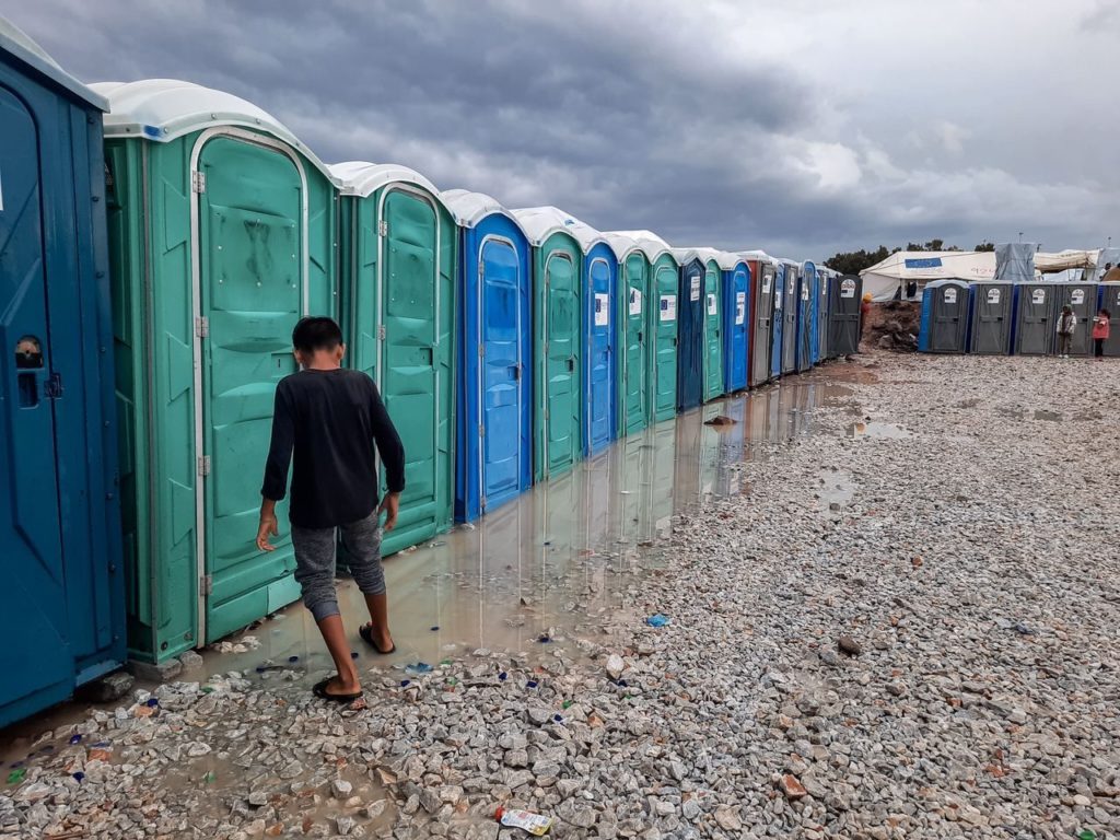 Die Toiletten-Situation im neuen Camp.